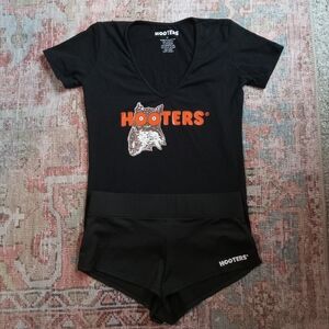 Hooters short sleeve v-neck set w/cheeky shorts XS/Small!!!!
